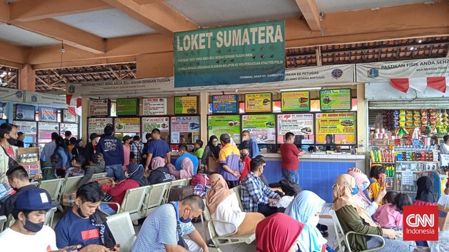 Sejumlah pemudik mulai memadati Terminal Kampung Rambutan, Jakarta Timur pada Sabtu (23/4). Mereka tampak memadati jalur tujuan Pulau Sumatera.