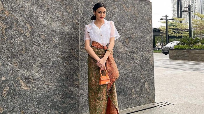 7 Padupadan Rok Lilit dengan Model Atasan Kekinian, Kamu Wajib Coba!