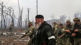 Putin Beri Gelar Pahlawan Komandan Chechen karena 'Bersihkan' Mariupol