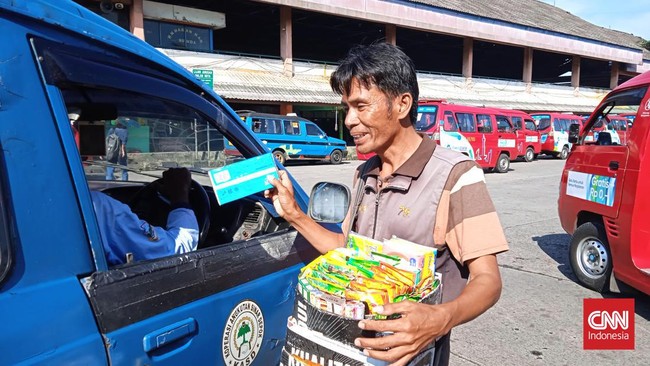 Sejumlah pedagang di Terminal Kampung Rambutan, Jakarta Timur berharap mudik Lebaran 2022 yang diprediksi kembali ramai bisa membawa berkah bagi mereka.