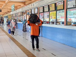 Cerita Porter di Kampung Rambutan Semangat Kerja demi Baju Lebaran Anak