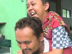 Air Mata Tukang Sampah Kala Anaknya Idap Kanker Otak, Mari Kita Bantu