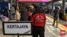 Senyum Lebar Porter Stasiun Senen Panen Cuan di Mudik Lebaran