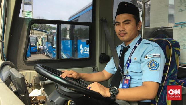 Menjadi sopir Transjakarta punya tantangan tersendiri, bangun jam 03.00 setiap hari, jarang pulang ke rumah, dan berpenampilan nesis.