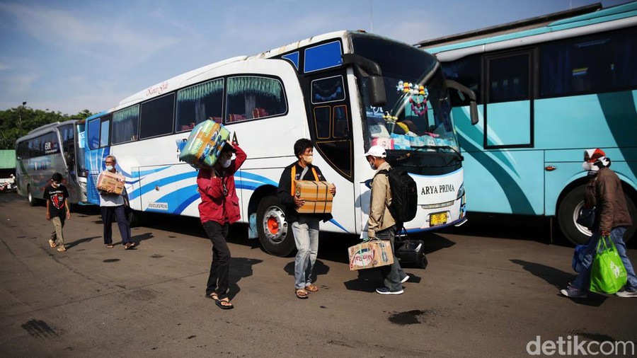 Pemudik bersiap menaiki bus di Terminal Kota Bekasi, Jawa Barat, Sabtu (23/4/2022). H-10 Lebaran pemudik mulai ramai di Terminal Bekasi. Saat ini didominasi oleh pemudik tujuan pulau Sumatera. Warga melakukan mudik lebih awal ke sejumlah kota tujuan di Jawa dan Sumatera untuk menghindari kemacetan dan penumpukkan penumpang saat puncak arus mudik yang diprediksi akan terjadi tanggal 28 April hingga 1 Mei mendatang.