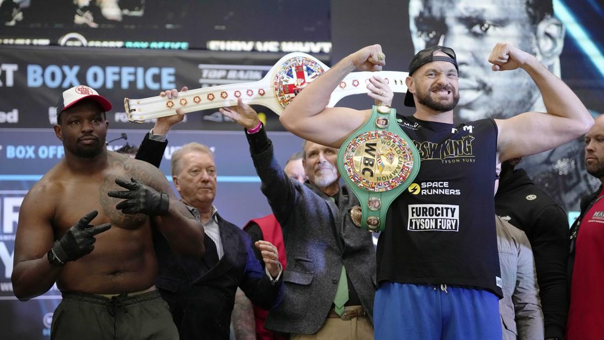 FOTO: Tyson Fury Goda Dillian Whyte Saat Timbang Badan