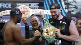 Membadut di Luar Ring, Fury dan Whyte Kobarkan Perang