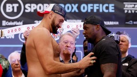 FOTO: Tyson Fury Goda Dillian Whyte Saat Timbang Badan