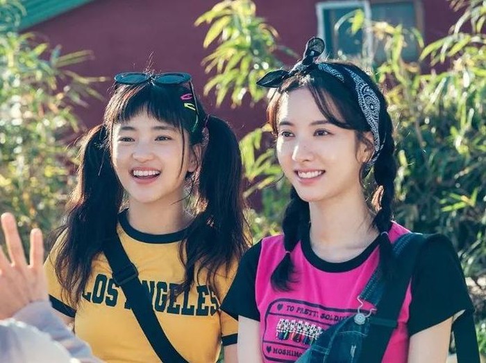 Ingin nostalgia ke masa 90-an? Kamu bisa banget bergaya ala Na Hee Do (Kim Tae Ri) dan Ko Yu Rim (Bona 'WJSN') dari drama Twenty-Five Twenty-One./ Foto: instagram.com/tvntwentyfivetwentyone