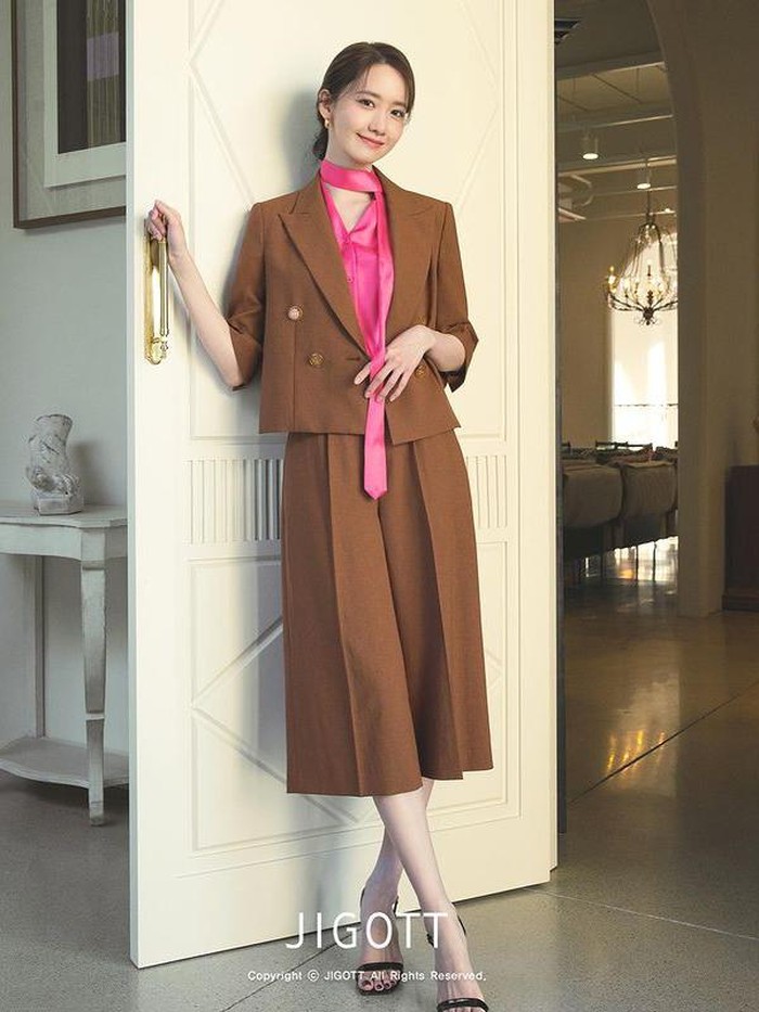 Untuk koleksi campaign Summer 2022 ini, Yoona tampil memakai jaket slit crop panjang dengan setelan celana kulot detail pintuck warna caramel, yang dipadukan dengan blouse pink silky, membuatnya terlihat makin elegan./ Foto: instagram.com/jigottofficial