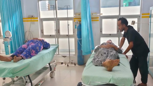 Puluhan warga Manggarai Timur, NTT, keracunan dalam hajatan pesta pernikahan. Dugaan sementara, mereka terkontaminasi makanan atau air.