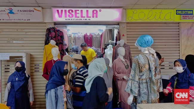 Satu pekan menjelang lebaran, denyut ekonomi di Pasar Tanah Abang, Jakarta Pusat makin bergeliat pada Minggu (24/4).
