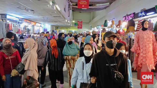 Omzet pendagang di Pasar Tanah Abang, Jakarta Pusat meningkat tajam menjelang lebaran 2022. Peningkatan ini jauh lebih tinggi dibanding dua tahun terakhir.