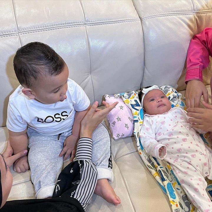 <p>Foto Ukkasya bersama Ameena ini dibagikan oleh Zaskia Sungkar di akun Instagramnya, Bunda. Banyak netizen mengaku gemas dengan dua bayi lucu tersebut. (Foto: Instagram @zaskiasungkar15)</p>