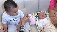 <p>Foto Ukkasya bersama Ameena ini dibagikan oleh Zaskia Sungkar di akun Instagramnya, Bunda. Banyak netizen mengaku gemas dengan dua bayi lucu tersebut. (Foto: Instagram @zaskiasungkar15)</p>