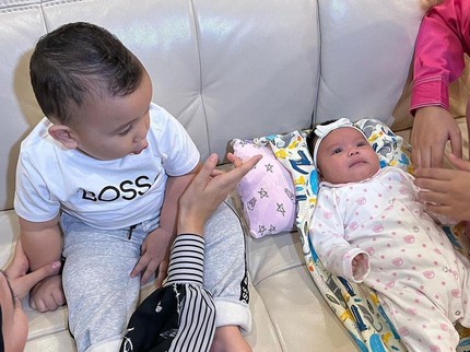 5 Potret Baby Ameena Bersama Ukkasya, Rayyanza hingga Adzam
