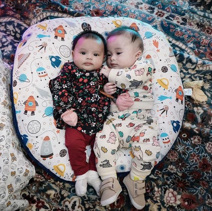 <p>Nah kalau ini foto terbaru Ameena bersama putra bungsu Nathalie Holscher dan Sule, Adzam. Lucu banget ya, Bun. Foto: Instagram @aurelie.hermansyah</p>