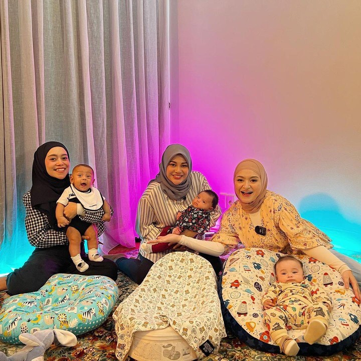 <p>Pada kesempatan lainnya, Ameena juga sempat difoto bersama Adzam dan putra pertama Lesti Kejora serta Rizky Billar, Muhammad Leslar Al-Fatih Billar atau akrab disapa Baby L. (Foto: Instagram @nathalieholscher)</p>