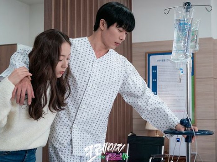 Bahkan keduanya tampak serasi seperti pasangan sungguhan, meskipun terpaut usia yang cukup jauh, yaitu hampir 11 tahun. Krystal merupakan kelahiran tahun 1994, sementara Kim Jae Wook merupakan aktor kelahiran tahun 1983./ foto: KBS drama