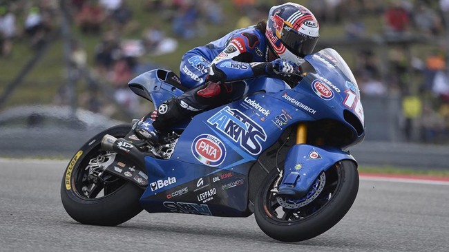 Pembalap Italtrans Racing Joe Roberts memenangi Moto2 Portugal 2022 yang diwarnai kecelakaan beruntun di Sirkuit Algarve, Minggu (24/4).