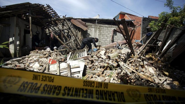 Sebuah rumah berlantai tiga nan ada di Jalan Cilisung Kulon, Kelurahan Sukamenak, Margahayu, Kabupaten Bandung, tiba-tiba roboh.