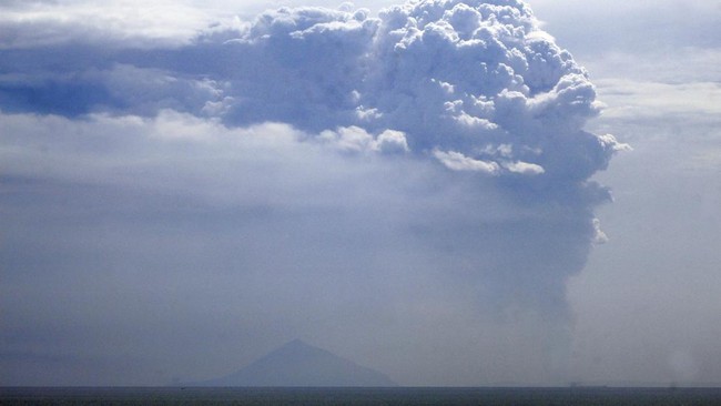 Pos pantau gunung api Pasauran Serang melaporkan Anak Krakatau menyemburkan abu vulkanik setinggi 2.500 meter di atas puncak.