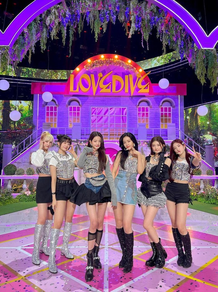 Dalam acara Music Bank yang dipandu Won Young, IVE masih tampil dengan kostum berbahan denim namun dengan kombinasi outfit hitam serta aksesoris gemerlap yang membuat penampilan para member semakin bersinar./ Foto: instagram.com/ivestarship