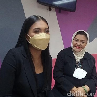 Denada Bawa Kabar Duka, Emilia Contessa Sang Ibunda Meninggal Dunia