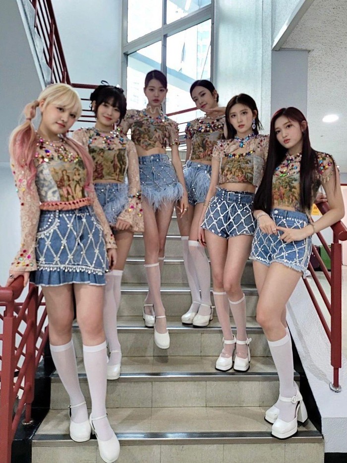 Diketuai oleh Yu Jin, IVE tampil seperti sekelompok anggota ektrakurikuler tari dengan pakaian penuh manik cantik yang dipadukan dengan rok dan celana denim dalam panggung Inkigayo./ Foto: instagram.com/ivestarship