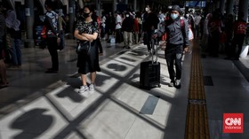 FOTO: Geliat Mudik Lebih Awal di Stasiun Pasar Senen