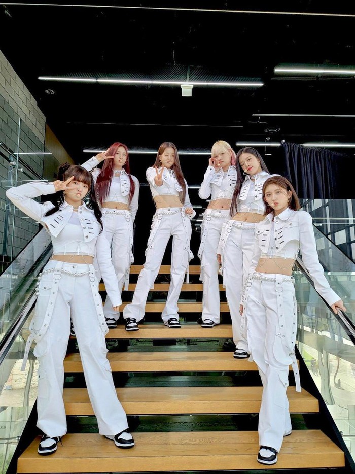 IVE tampil ala retro high teen dengan setelan seragam putih dengan sentuhan aksesoris yang kece abis dalam panggung acara musik The Show./ Foto: instagram.com/ivestarship