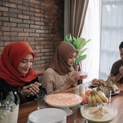 Menjelang Ramadan, Arab Saudi Buat Aturan untuk Warganya Dilarang Menolak Ajakan Bukber! Lho Kenapa?