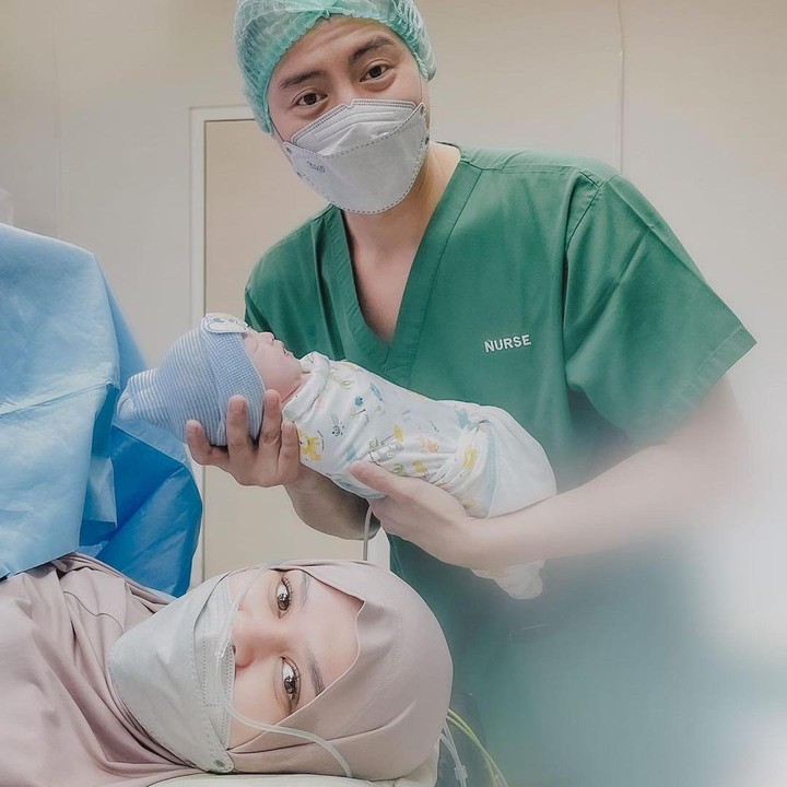 <p>Kabar bahagia datang dari dunia hiburan Tanah Air, Bunda. Belum lama ini, Cut Meyriska dan Roger Danuarta dikaruniai anak kedua. (Foto: Instagram @rogerojey @jourellkenziedanuarta)</p><p style="box-sizing: border-box; margin-top: 0px; margin-bottom: 20px; font-size: 16px; line-height: 26px; display: inline; color: #333333; font-family: Arial, Helvetica, Tahoma;"> </p>