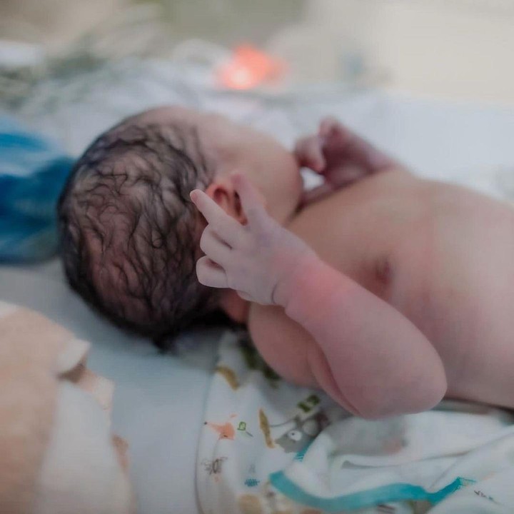 <p>Cut Meyriska melahirkan bayi berjenis kelamin laki-laki. (Foto: Instagram @rogerojey @jourellkenziedanuarta)</p>