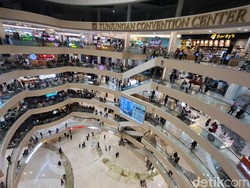Snapshot: 2 Mal di Surabaya Diserbu Pemburu Baju Lebaran