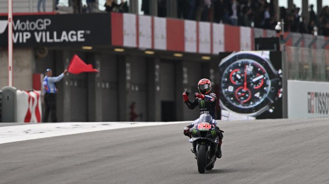 Fabio Quartararo merayakan kemenangan MotoGP Portugal 2022 di Sirkuit Algarve dengan cara yang aneh, Minggu (24/4).