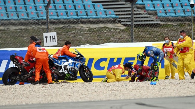 Pembalap Suzuki Joan Mir tepuk tangan usai ditabrak Jack Miller dalam ajang MotoGP Portugal.