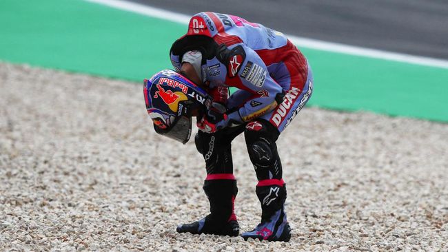 FP3 MotoGP Prancis 2022 di Sirkuit Le Mans diwarnai momen kocak Enea Bastianini yang kabur dari motornya yang berasap, Sabtu (14/5).