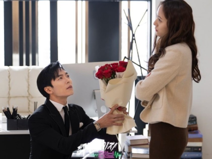 Namun seiring berjalannya waktu, Noh Go Jin mulai jatuh cinta dengan Lee Shin Ah. Melihat 'peluang' besar, Lee Shin Ah pura-pura memiliki perasaan yang sama demi menjalankan aksinya./ foto: KBS drama