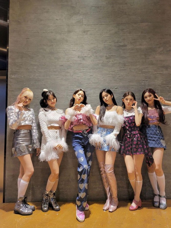 Outfit girly member IVE dalam promosi Love Dive di M Countdown seolah mengajak penggemar untuk ikut pergi hangout bersama./ Foto: instagram.com/ivestarship