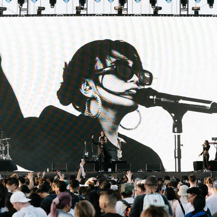 <p>Penampilan NIKI menjadi <em>trending topic</em> di Indonesia. Penyanyi 23 tahun ini berhasil memukau ribuan penonton di festival musik tersebut. (Foto: Instagram @nikizefanya)</p>
