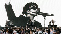 <p>Penampilan NIKI menjadi <em>trending topic</em> di Indonesia. Penyanyi 23 tahun ini berhasil memukau ribuan penonton di festival musik tersebut. (Foto: Instagram @nikizefanya)</p>