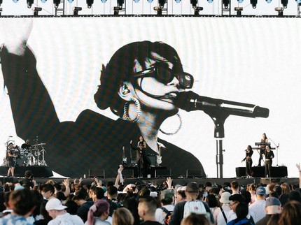 7 Potret NIKI, Musisi Wanita Indonesia Pertama yang Tampil di Coachella
