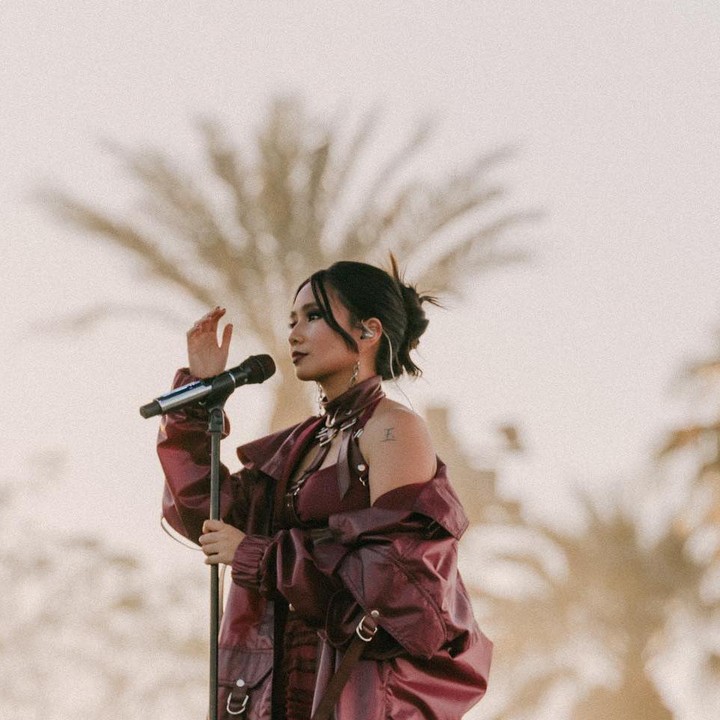 <p>Penampilan NIKI di Coachella telah ditunggu banyak penggemarnya. NIKI tampil memukau dengan gaya yang tak kalah keren nih. (Foto: Instagram @nikizefanya)</p>