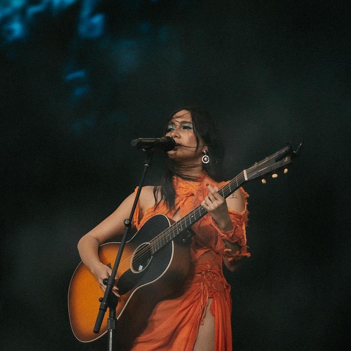 <p>Di penampilan keduanya, NIKI membawakan lagu dengan lirik Indonesia sambil bermain gitar. Ia meng-<em>cover</em> lagu milik Andra and The BackBone yang berjudul <em>Sempurna</em>. (Foto: Instagram @nikizefanya)</p>