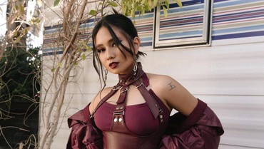 img-title Lirik Terjemahan dan Makna Lagu NIKI 'High School in Jakarta'