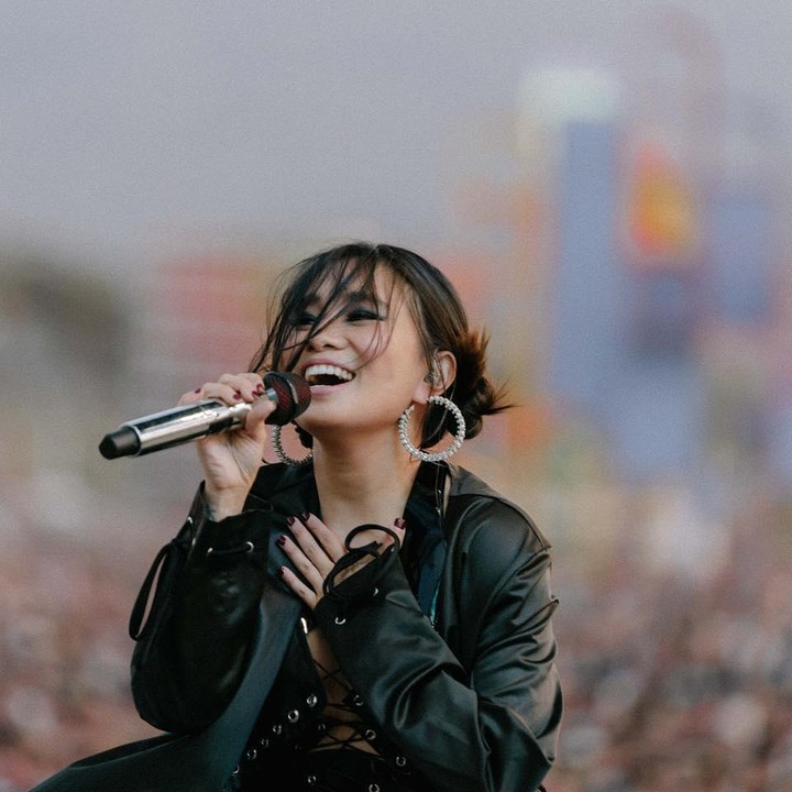 <p>NIKI tampil selama beberapa hari di Coachella lho. Selain tampil solo, NIKI juga ikut menyanyi di panggung labelnya, 88rising. (Foto: Instagram @nikizefanya)</p>