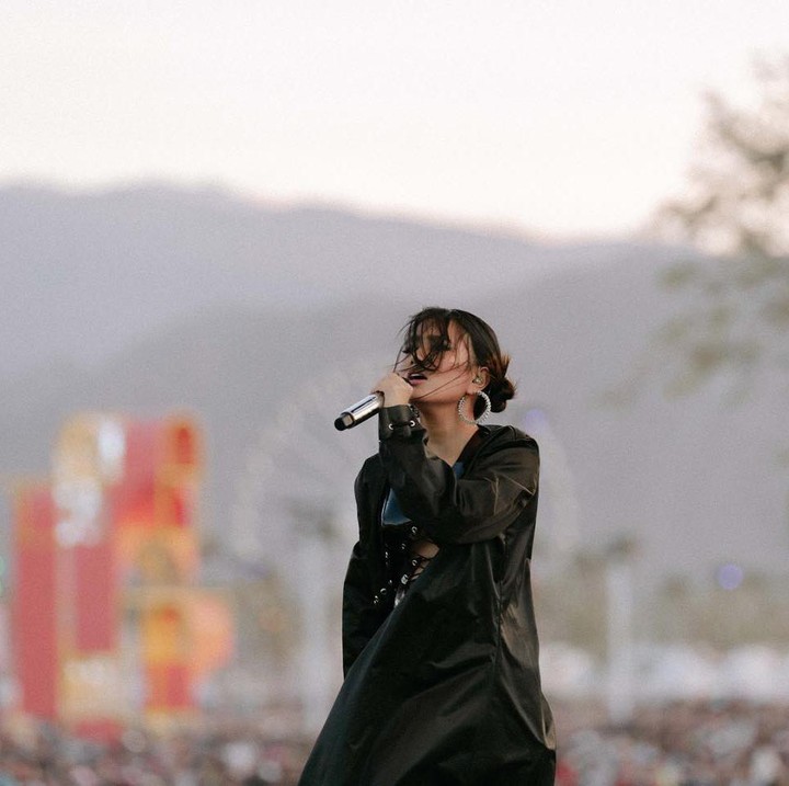 <p>NIKI memang sudah menjadi penyanyi internasional, Bunda. Belum lama ini, dia mengisi soundtrack lagu film <em>Shang-Chi and The Legend of The Ten Rings</em>. Lagu tersebut berjudul <em>Every Summertime</em>. (Foto: Instagram @nikizefanya)</p>