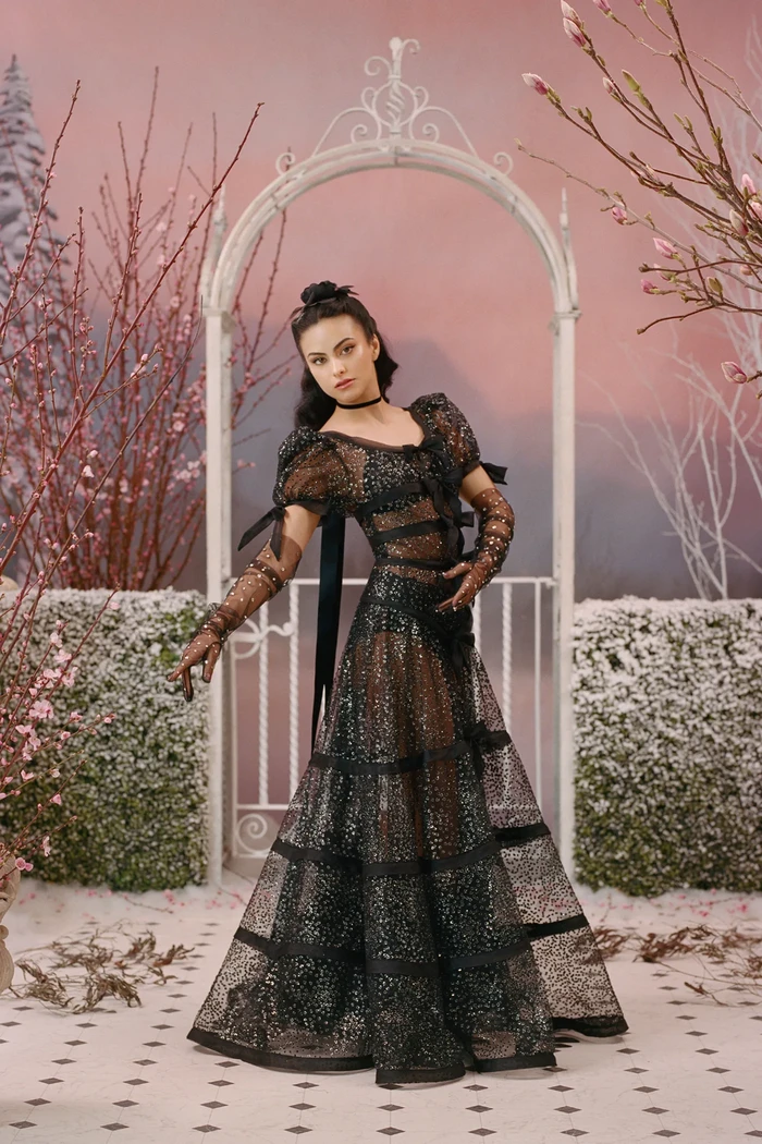 Balet memang jadi salah satu tema favorit label bentukan kakak-adik, Kate dan Laura Mulleavy ini. Sebelumnya mereka pernah menggarap kostum di film Black Swan yang dibintangi oleh Natalie Portman. Spirit Black Swan yang fearless seolah ditampilkan dalam gaun yang dipakai Camila Mendes. Foto: Daria Kobayashi Ritch / Courtesy of Rodarte