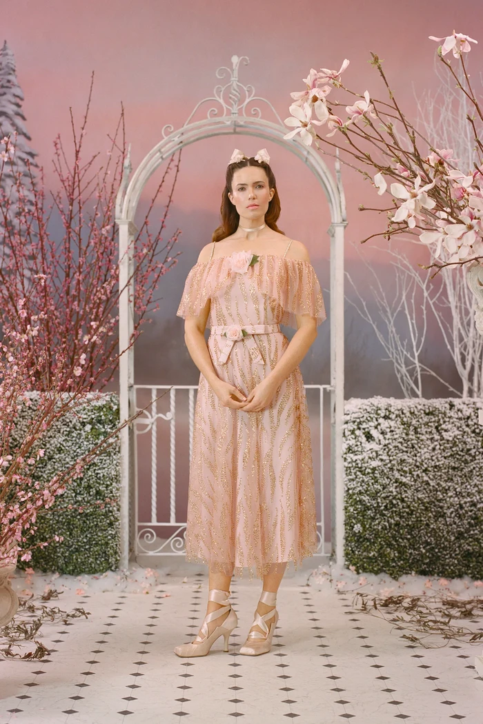 Penyanyi dan aktris Mandy Moore menunjukkan sisi feminin dan classy nya ketika jadi model Rodarte dalam balutan midi dress detail ruffles warna pink. Foto: Daria Kobayashi Ritch / Courtesy of Rodarte